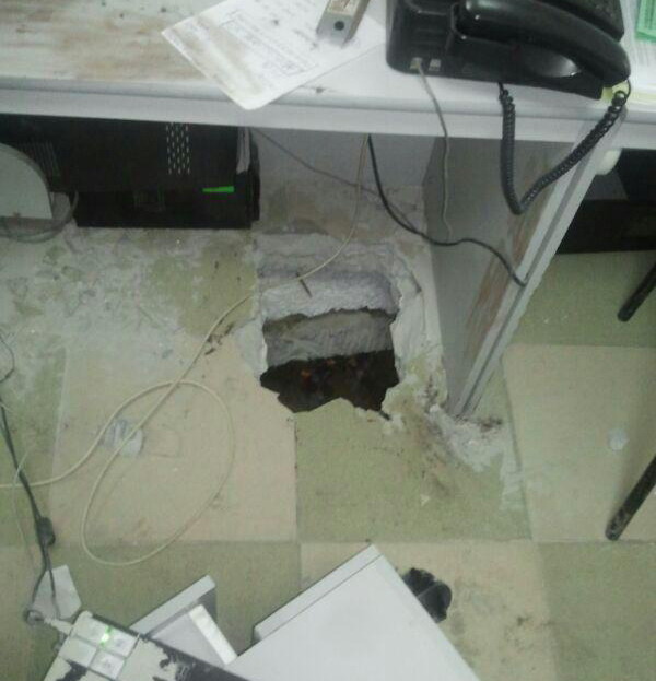 проломил пол офиса сбербанка